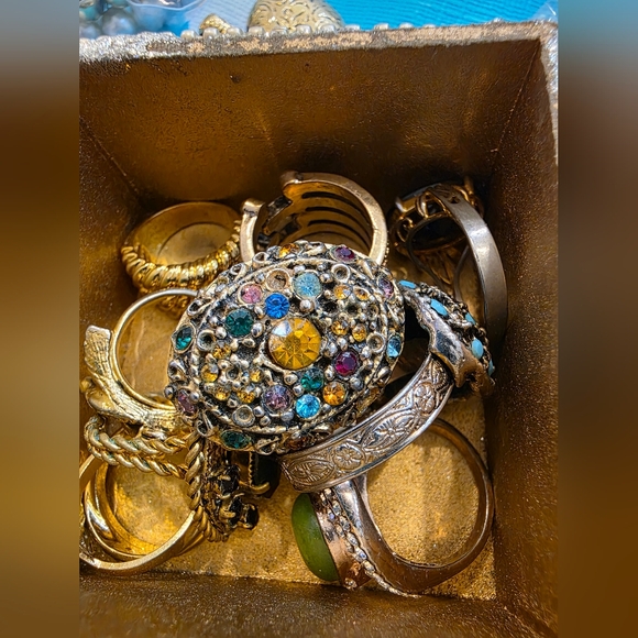 Surprise Bundle Of Rings In Trinket Box - Picture 7 of 7